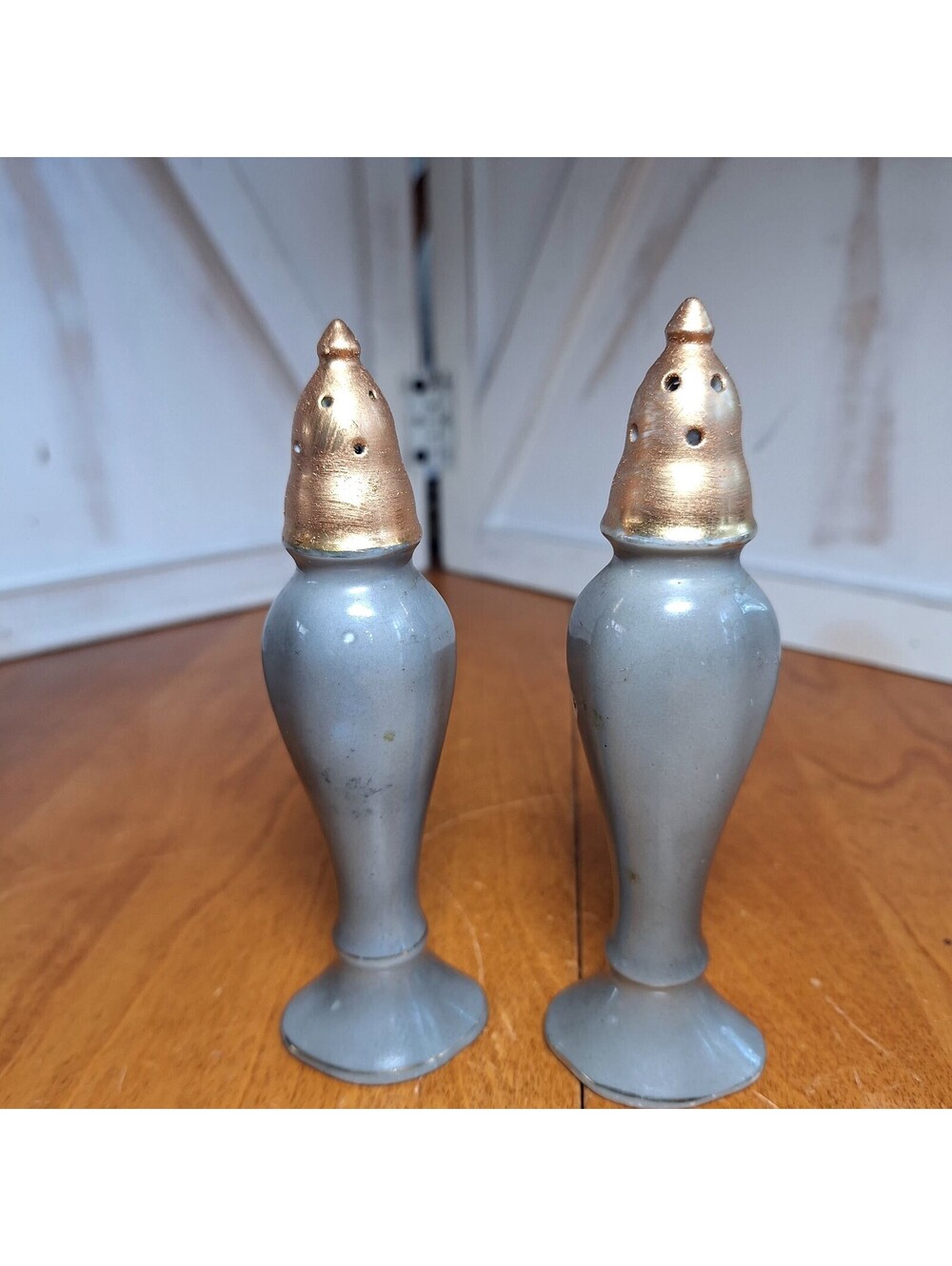 VTG Gray Ceramic Salt/Pepper Shakers Floral Goldtone Tops Cork Stoppers Japan - Picture 3 of 9